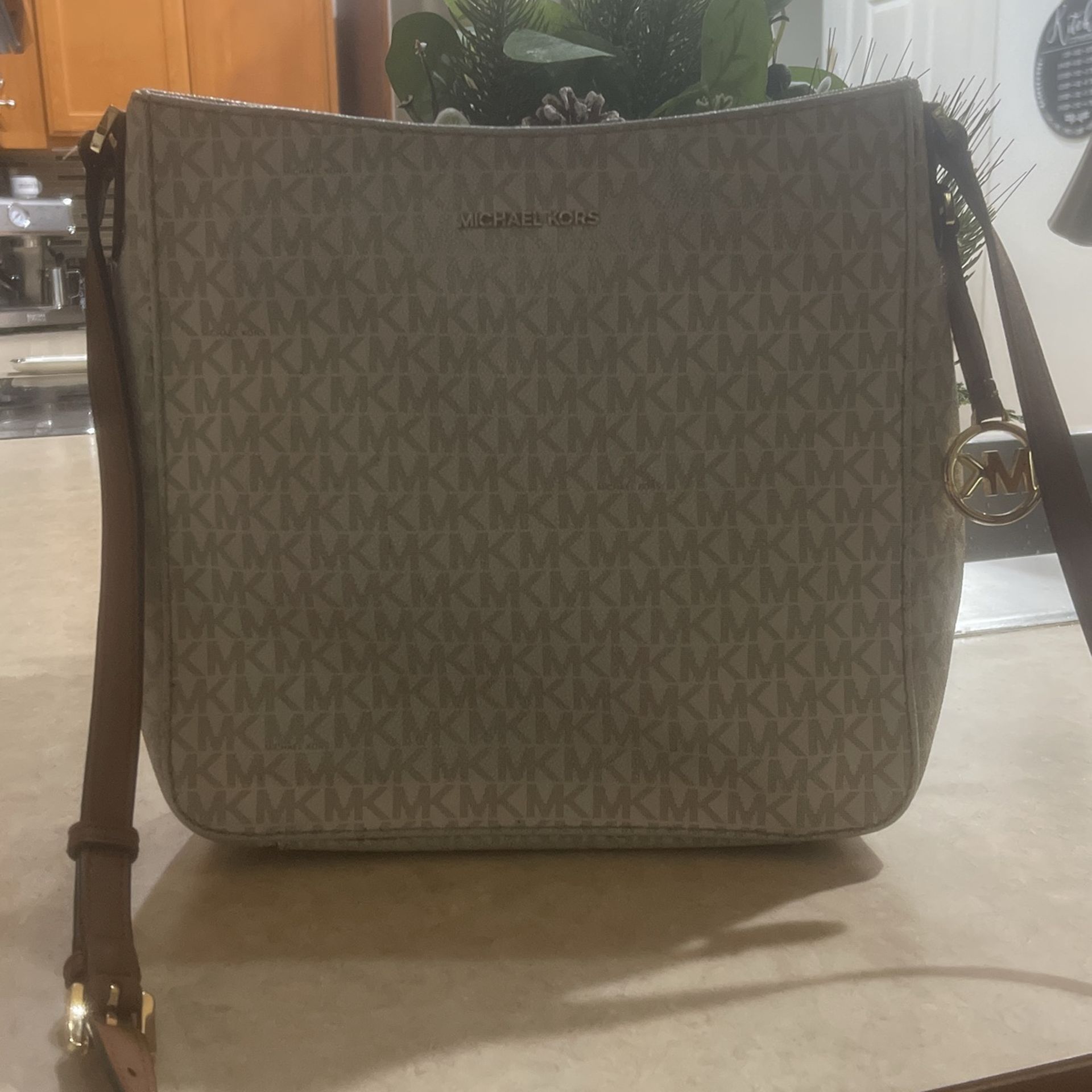 MICHAEL KORS LARGE MESSENGER BAG