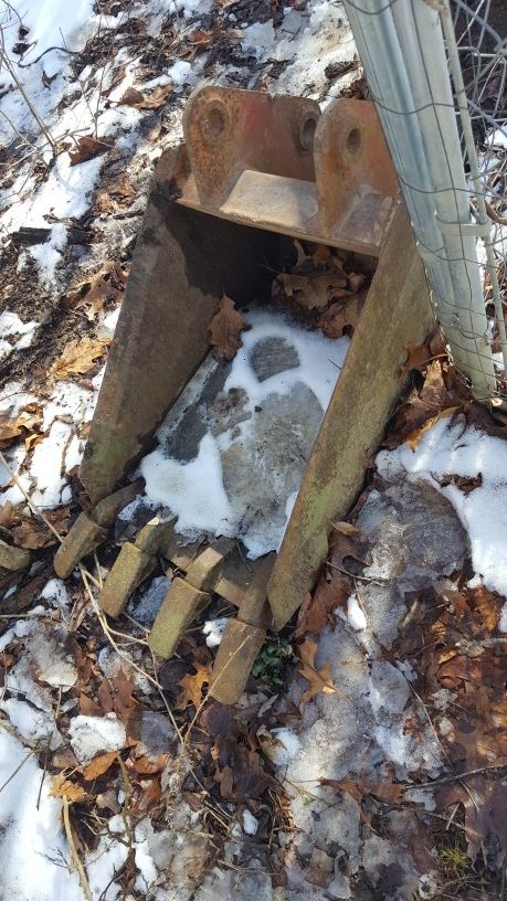 Ditch Witch 18" and 12" Bucket with frost teeth