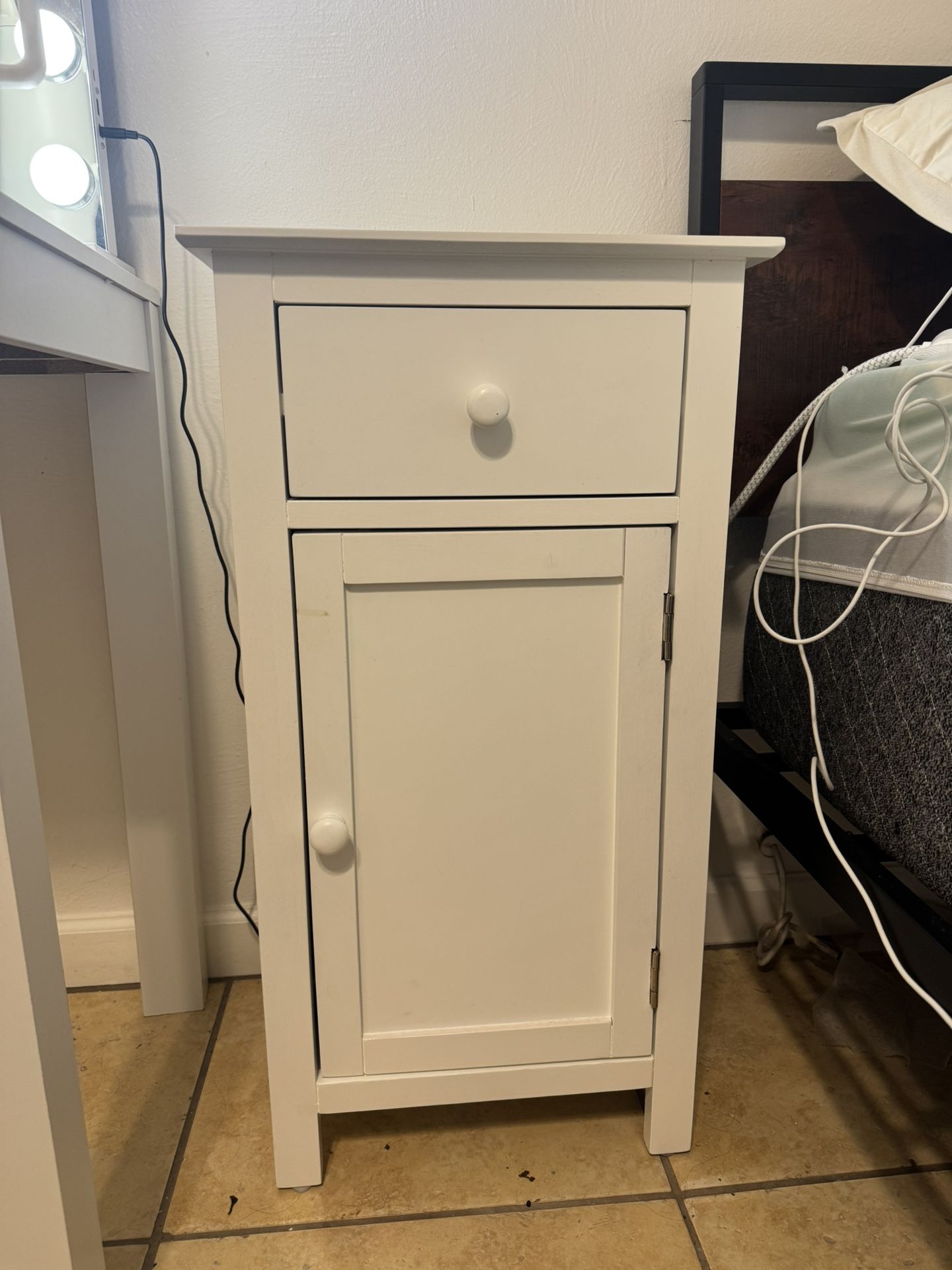 White Nightstand – Great Condition