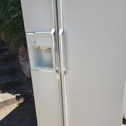 Refrigerator freezer side by side works great