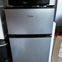 Midea Mini Fridge With Freezer