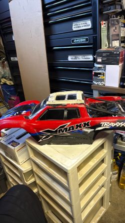 Traxxas xmaxx body w/body clips