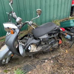 MOTORBIKE-SCOOTER-YAMAHA-400-HARDLY USED