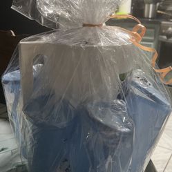 Tupperware Pitcher With 4 Plastic Cup 