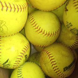 SOFTBALL 🥎🥎 SOFTBALLS 12-IN FOR ONLY $60!BETTA HURRY!
