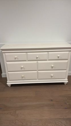 White dresser in excellent condition
