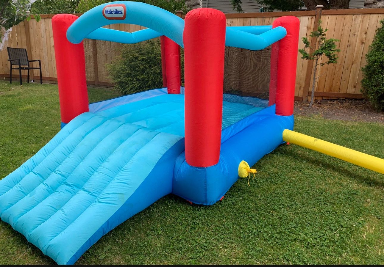 Little Tikes Jumpy Bounce House - Retail $443