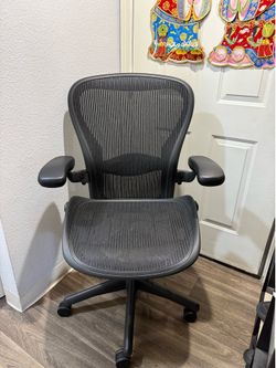 Herman miller Aeron ( SIZE C ) FULLY LOADED !!