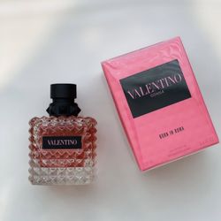 Una fragancia que captura la esencia de la feminidad moderna: delicada, luminosa y con un carácter inolvidable. 