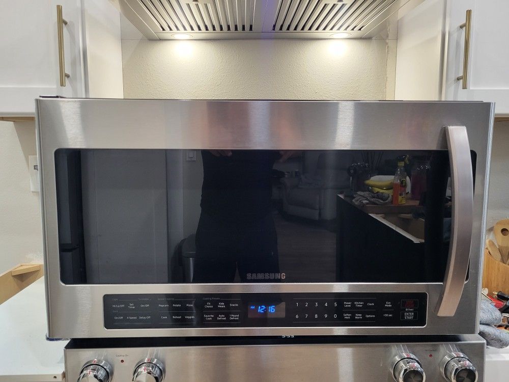 Samsung Over The Range Microwave w/(Sensor Cooking)