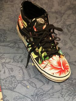 Girls vans size 6 in women and 4 1/2 in men