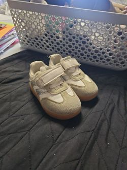 Toddler shoes size 4