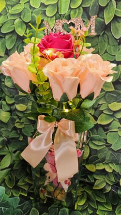 rositas realistas con florero de cristal y luces