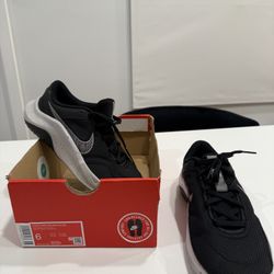 Brand New With Box Women’s Nike Shoes Size 6