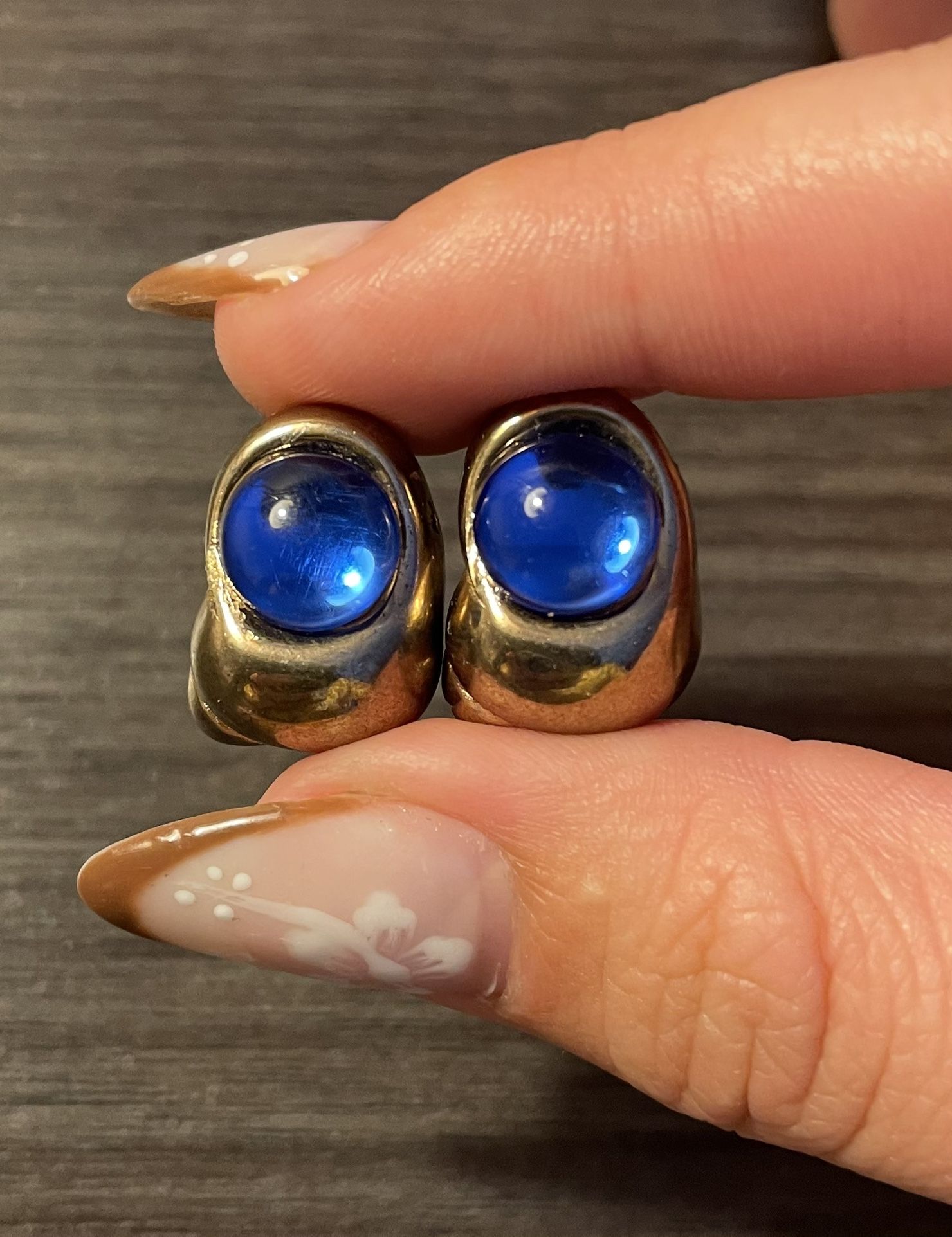 8 gold plastic beads