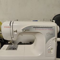 Singer 2662 Electric Sewing Machine 70 Stich With Pedal And Case