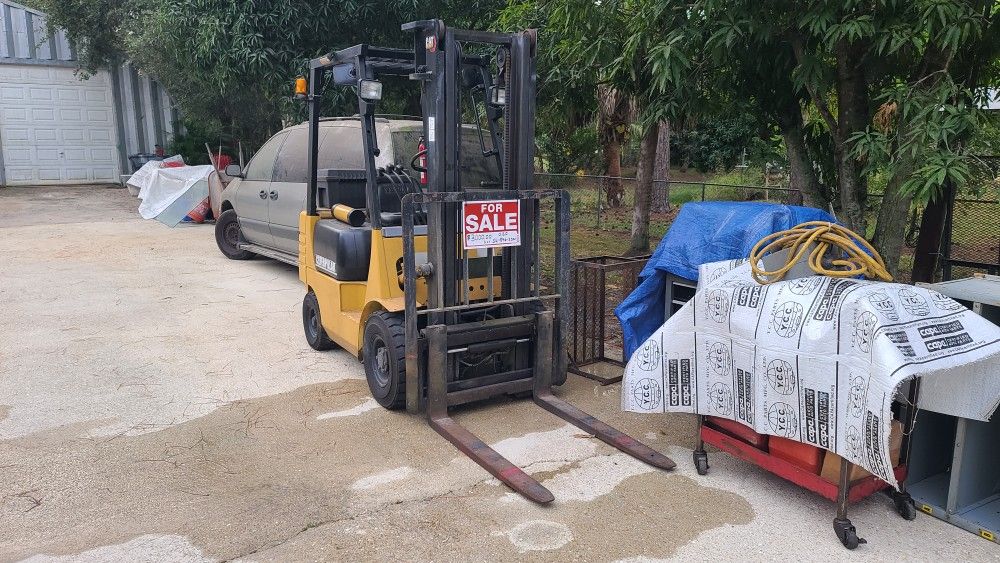 1994 Caterpillar Gasoline Powered  3000 Lb Forklift