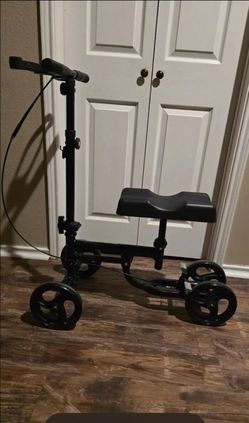 Foldable knee scooter