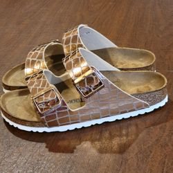 Birkenstock Arizona Gator Gleam Rose Gold Shoe US 8.5 Buckle Leather 
Cork Sandals. EUR 40. New, original box missing. Please see the photos.
Weight 1