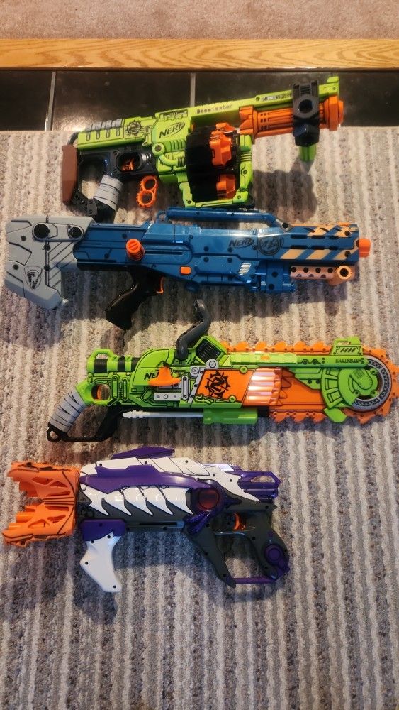 5 Nerf Guns & Many Accessories