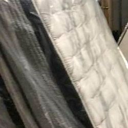 Brand New In Plastic Queen *MT*