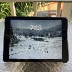 iPad 6th Generation (READ DESCRIPTION) 