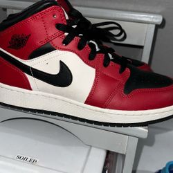Retro Jordan 1 mid Chicago black toe