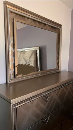 Beautiful luxury modern bedroom set in excellent condition. I’m only selling it because I’m moving.