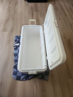 102 quart Rubbermaid  Marine series ice chest
