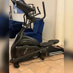 Sole E25 Elliptical Machine - Like New - Sacramento, CA