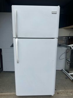 Frigidaire Top-Freezer Refrigerator White