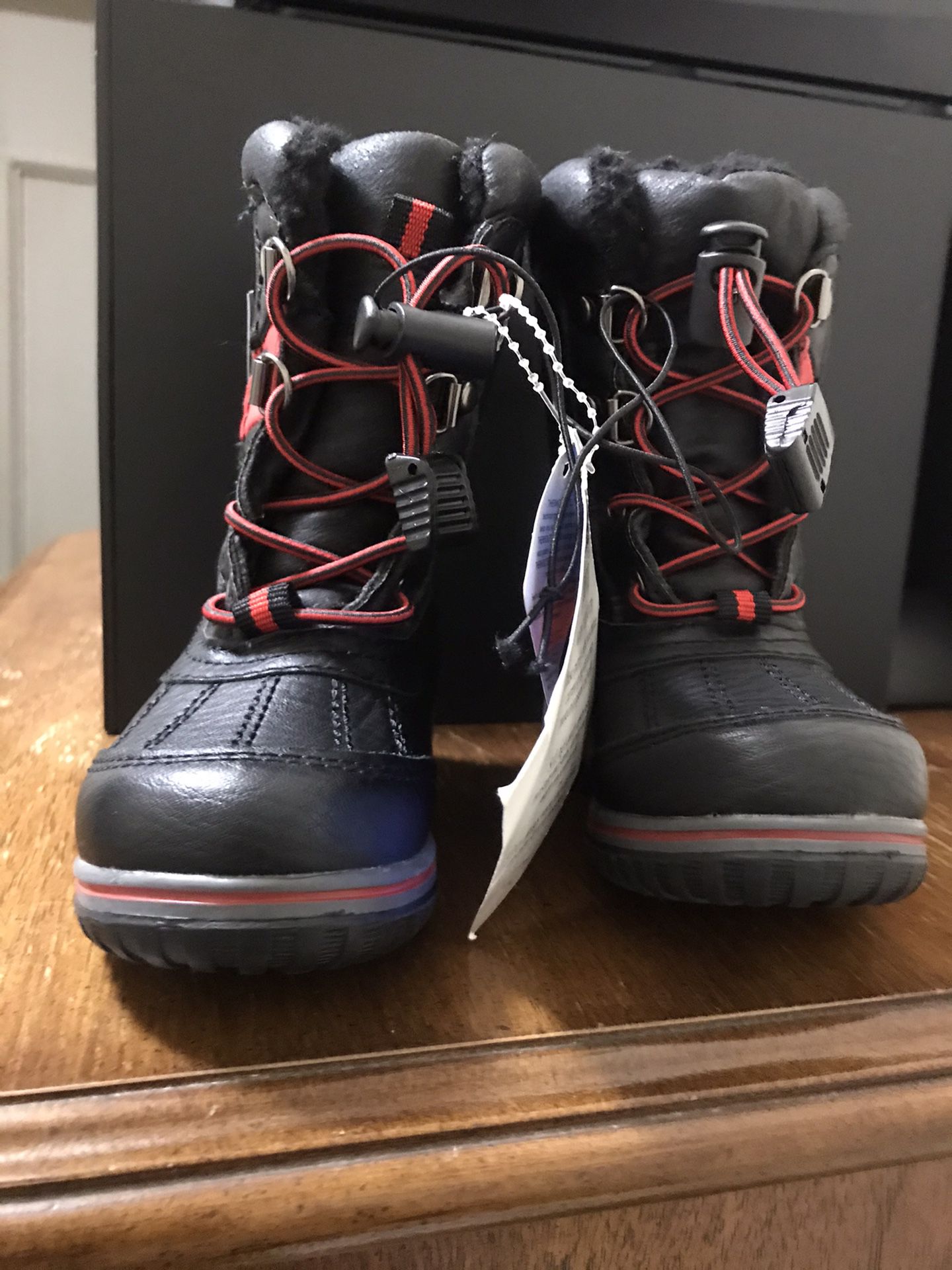 BRAND NEW snow Boots For Kids! Size 6 for Kids