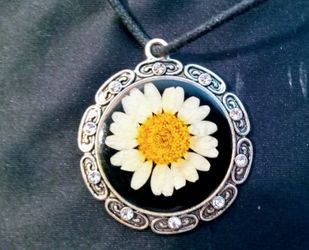 Daisy flower pendant necklace
