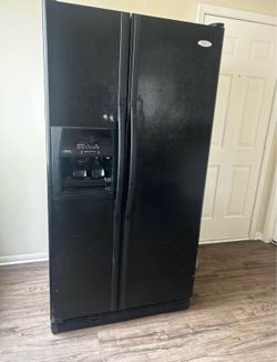 Refrigerator{READ DESCRIPTION}