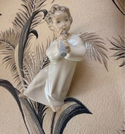 Lladró Model #4540 Angel with Flute porcelain figurine