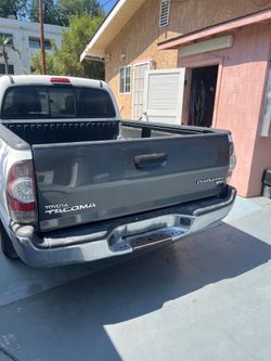 2010. Toyota Tacoma. Tail gate.