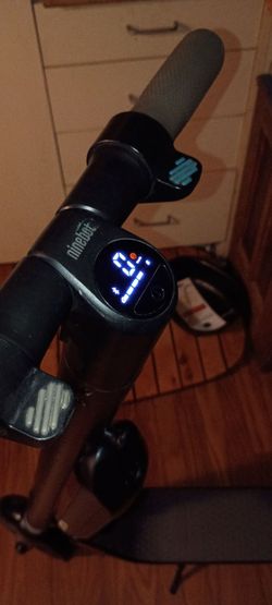 Es4 by segway ninebot comes with external battery and charger