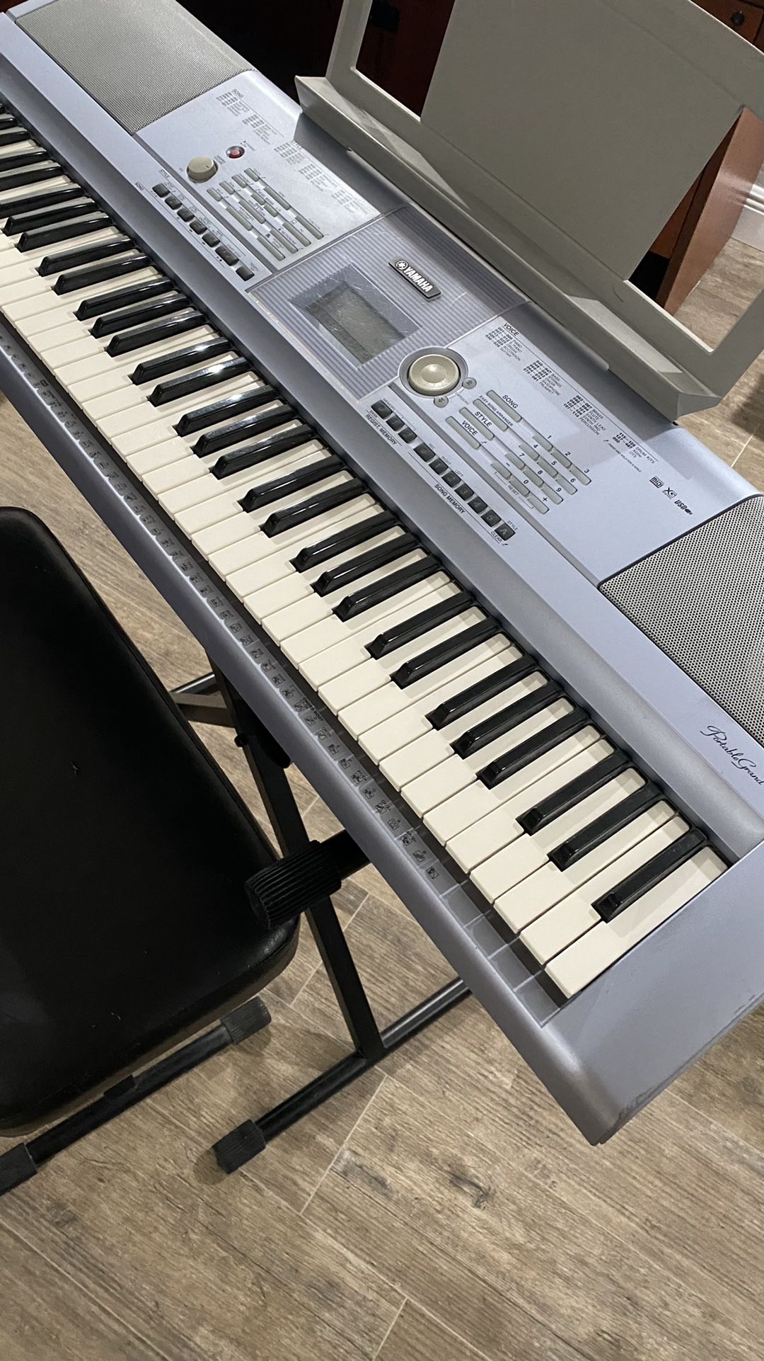 Yamaha Portable Keyboard With Stand & Bench 