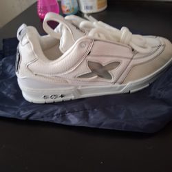 Zapatos Réplicas, De La Marca Vlitton Son Los De Hombres,y El De Mujer Es Diferente Pero Muy Buenos , El Size De Hombre Es 9.5/ Y El De Mujer 7.5