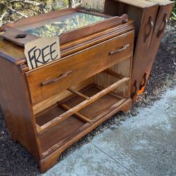Free Wood Dresser w mirror