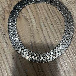 HONEYCOMB  DESIGN.  CHOKER  NECKLACE 