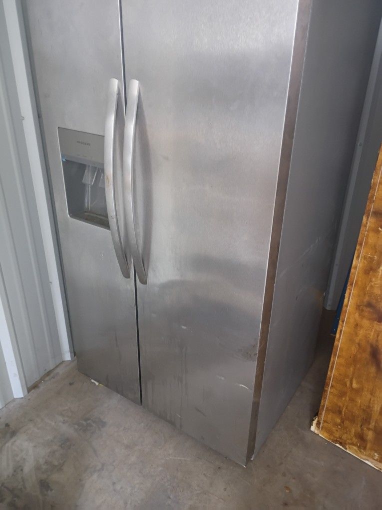 Frigidaire 26 Cu. Ft. 36 Standard Depth Side by Side Refrigerator in Stainless Stee