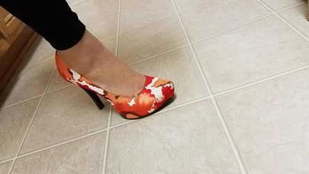 Very nice, stylish shoes, size 8, in great condition