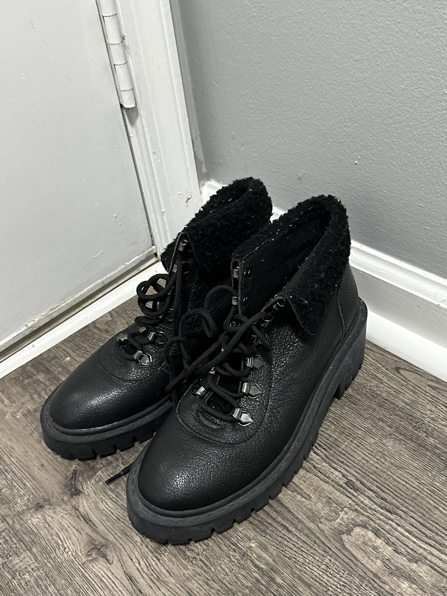 Women’s Black boots Size 9