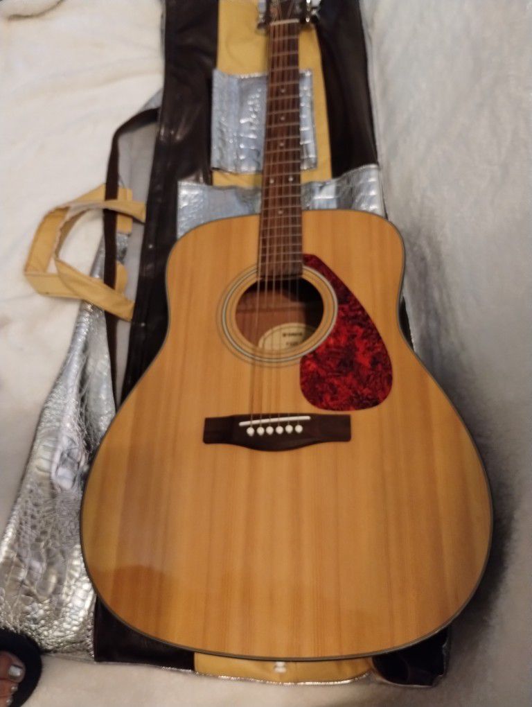 acoustic Yamaha guitar with designer case