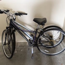 Kent 2.6 Terra 26” Ladies Mountain Kent Terra. It has 21 speeds and Shimano rear derailleur. 