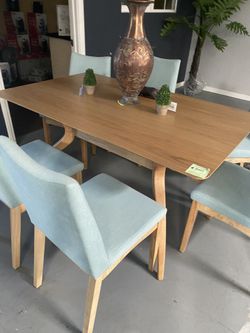Table and chairs set