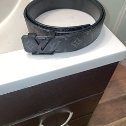 Black Louis Vuitton  Belt( Medium)