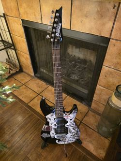 Electric Gutair With The Case And Stand