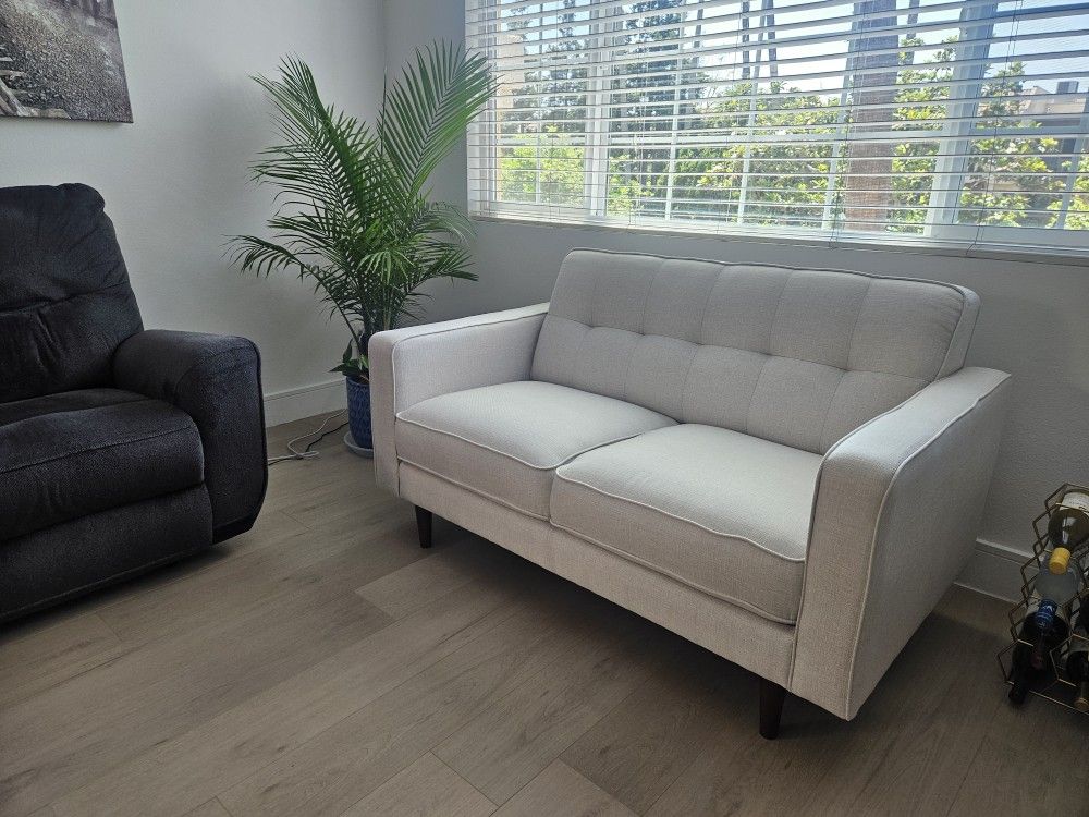 Loveseat – Stylish & Comfy